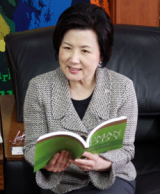 경산1대학 박소경 총장이 최근 읽기 쉬운 의학, 심리학 관련 서적을 펴내고 직접 강의에 나서 눈길을 모으고 있다.