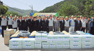 최원병 농협중앙회장을 비롯한 농가희망봉사단 50여 명이 13일 예천군 상리면 백석리 김진동 씨 집을 찾아 