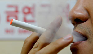 전자담배 금연구역에서 피워도 될까? 전자담배는 니코틴 함유 등 지방세법에 따라 엄연히 담배로 분류돼 있어 공공장소 흡연이 불가능하다. 사진 우태욱기자 woo@msnet.co.kr