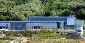 착공 4년 만인 26일 문을 여는 대구미술관이 홍보 부족으로 미술인조차 개관 사실을 모르는 등 출발부터 삐걱거린다는 비판이 나오고 있다. 대구 수성구 삼덕동 대구미술관 전경. 사진 이채근기자 mincho@msnet.co.kr