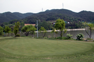 매원저수지와 인근에 조성된 우리마당 수상골프연습장과 파3 골프장.