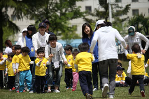 삼성코닝정밀소재㈜ 구미사업장 임직원들로 구성된 봉사팀원들이 이달 4일 사내에서 장애우와 일반 어린이들이 함께하는 어린이 날 맞이 해맑음 명랑운동회를 하고 있다. 삼성코닝정밀소재 제공