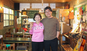 3학년 4반에서 만나 모자의 정을 이어오는 강숙희(왼쪽) 씨와 김병호 화가.