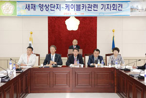 19일 문경시의회 회의실에서 탁대학 전 의장 등 6명의 시의원들이 문경영상문화관광단지 조성사업 등의 중단을 촉구하고 있다.