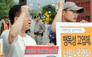 20일 오후 대구환경운동연합, 민노당 경북도당 등 단체들이 칠곡 캠프 캐럴 정문 앞에서 고엽제 매립 규탄 기자회견을 하자 미군 병사가 유심히 지켜보고 있다. 김태형기자 thkim21@msnet.co.kr
