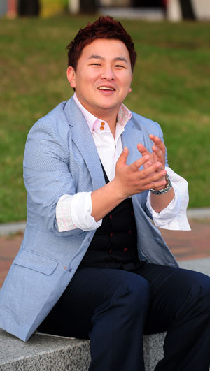 8월 대구스타디움에서 울려 퍼질 대구세계육상선수권대회 주제가를 부르게 된 가수 허각이 스타디움 인근 공원에서 포즈를 취하고 있다.