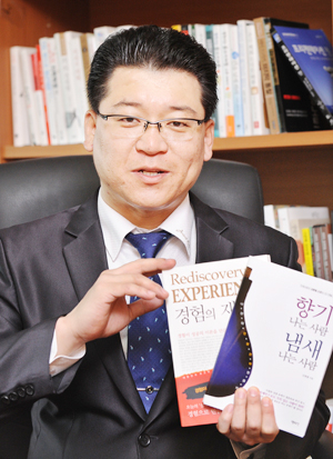 김병철 KBC인재경영연구소장이 자신이 쓴 저서를 들고, 지식텔링 기법에 대해 설명하고 있다. 정운철기자 woon@msnet.co.kr