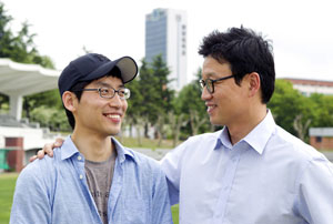 영남대 교직원들로 구성된 직원 취업컨설팅단이 대학생 취업 멘토의 역할을 톡톡히 하고 있다. 지난 2월 영남대를 졸업하고 한국조폐공사 인턴으로 근무 중인 배진영(왼쪽) 씨와 취업 멘토 손대형 씨.
