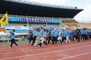2011동지동문한가족체육대회가 22일 포항종합운동장에서 동문과 가족들이 참석한 가운데 성황리에 열렸다.
