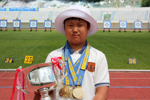 제40회 전국소년체육대회 양궁 남자초등부에서 4관왕에 오른 대구덕인초교의 이승불. 대한양궁협회 제공