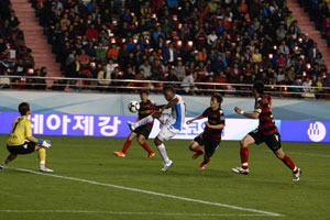 대구FC의 브라질 용병 끼리노가 28일 포항과의 경기에서 골키퍼 키를 살짝 넘기는 