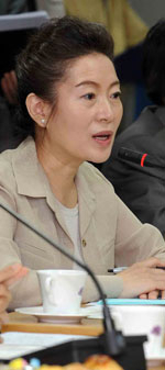 유영숙 환경부장관이 취임 첫 일정으로 칠곡군청을 방문해 캠프캐럴 미군기지 고엽제 매립의혹 관련 주민들과 간담회를 갖고 있다. 김태형기자 thkim21@msnet.co.kr