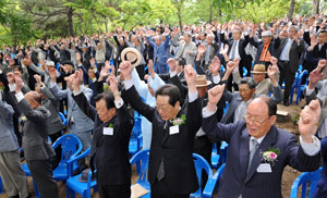 제1회 의병의 날 기념식 및 임란호국영남충의단 향사가 열린 1일 대구시 동구 망우공원 영남충의단 앞에서 충의사 문중 관계자 500여 명이 만세삼창을 하고 있다. 정운철기자 woon@msnet.co.k