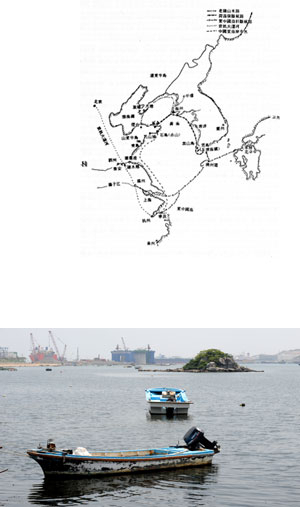 신라의 국제항으로 외국 상선들이 드나들었을 것으로 추정되는 울산시 남구 황성동에 위치한 개운포. 지금은 각종 공장들이 들어서 있다. 바다 가운데 보이는 섬이 처용암이다. 사진