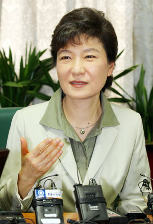 박근혜 전 한나라당 대표가 3일 국회 의원회관에서 이명박 대통령과 회동한 결과에 대해 기자회견을 하고 있다. 연합뉴스