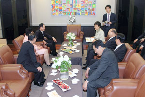 박근혜 전 한나라당 대표를 비롯한 국회의원 등 참석자들이 음악회 중간 쉬는 시간을 이용해 이창영 매일신문사장과 환담을 나누고 있다.