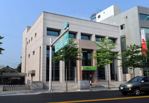 지자체가 발주하는 관급공사의 공사비나 시설 매입비는 민간공사보다 높다. 사진은 시가 대구디지털산업진흥원 명의로 사들인 옛 국민은행. 김태형기자 thkim21@msnet.co.kr