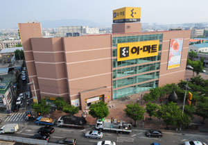 이마트 비산점은 최근 영업을 중단하고 매장을 창고형 할인매장인 트레이더스로 전환하기 위한 리뉴얼 작업에 들어갔다.