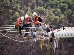 영도전설㈜ 직원들이 구미산단에 산업용 전력을 공급할 송전선로 공사를 하고 있다. 영도전설 제공