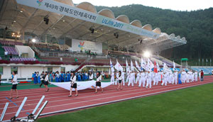 제49회 울진 경북도민체육대회가 4일간의 열전에 돌입한 가운데 9일 오후 울진종합운동장에서 열린 개막식 리허설에서 대회기와 기수단이 입장하고 있다. 울진군 제공