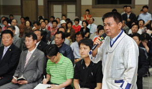 9일 오후 칠곡군청 강당에서 국회 행정안전위원회 소속 의원들이 참석한 가운데 열린 주민의견 청취 간담회에서 월남전 참전 고엽제 피해 주민 김영구 씨가 의원들에게 조속한 진상 규명을 건의하고 있다. 김태형기자 thkim21@msnet.co.kr