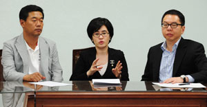 전문가들은 자살을 개인적 문제로만 방치하기보다는 사회적으로 예방할 수 있는 시스템 마련이 시급하다고 지적했다. 누구든지 쉽게 상담을 받을 수 있는 시스템을 구축하고, 자살예방 교육도 서둘러야 한다고 강조했다. 왼쪽부터 김기정 대구경찰청 과학수사계장, 김성미 마음과마음정신과 원장, 김지호 경북대 심리학과 교수