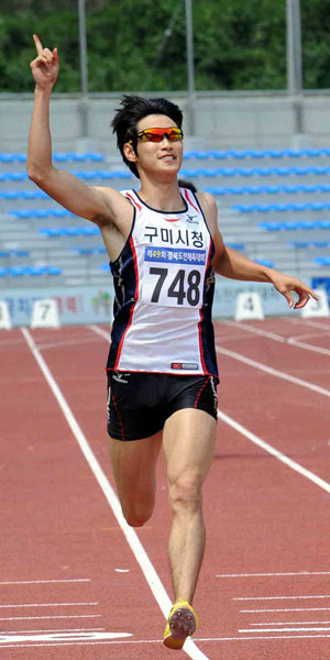12일 울진종합운동장에서 열린 경북도민체전 육상 시부 남자일반 200m 결승에서 구미시청의 신진식(왼쪽)이 1위로 골인하고 있다. 박노익기자 noik@msnet.co.kr