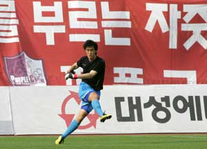 대구FC의 수비수 안재훈이 퇴장당한 골키퍼 박준혁을 대신해 대구의 골문을 지키고 있다. 대구FC 제공