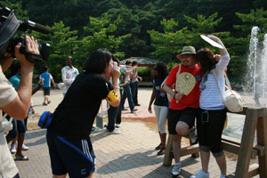 문경새재달빛사랑여행에 참가한 한 외국인 커플이 