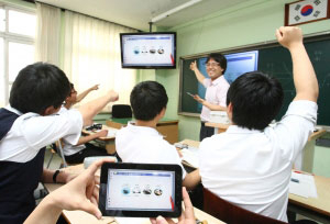 9일 대구고등학교에서 열린 교과 교실제 공개보고회에서 교사와 학생들이 삼성전자 갤럭시탭을 이용해 수업을 진행했다