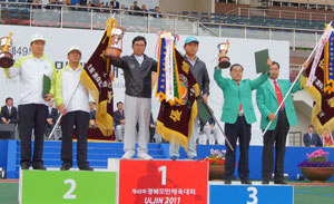 13일 울진종합운동장에서 막을 내린 제49회 경북도민체전 폐회식에서 시부 1위 포항과 2위 구미, 3위 경산 선수단 대표가 우승컵과 우승기를 받고 기뻐하고 있다.(사진 위) 아래는 군부 1위 울진, 2위 칠곡, 3위 영덕 선수단. 경북도체육회 제공