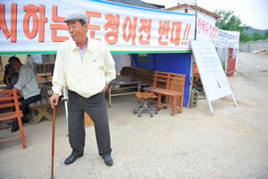경북도청 신도시 편입지에 평균 보상가가 충남도청 이전지의 50% 수준에 그쳐 지역 주민들이 크게 반발하고 있다.