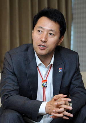2011대구세계육상선수권대회 기념 배지와 목걸이를 하고 인터뷰하는 오세훈 서울시장.