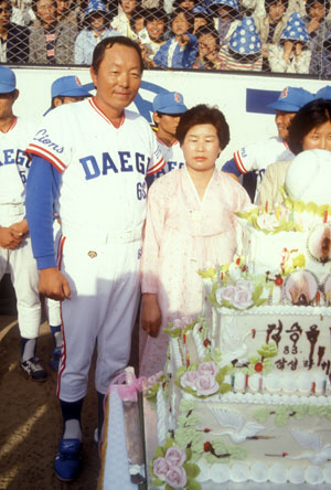 1983년 5월 18일 대구시민야구장에서 열린 서영무 감독의 생일축하연. 삼성 라이온즈 제공