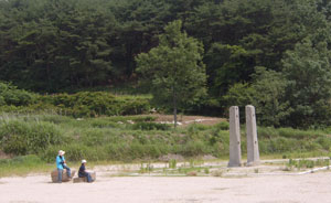 이 길에서 만난 남간사지당간지주. 통일신라때의 것으로 추정되며, 부드럽고 소박한 형태를 갖고 있다.