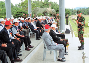 해병대 1사단장이 참전용사들에게 부대 현황에 대해 설명하고 있다.