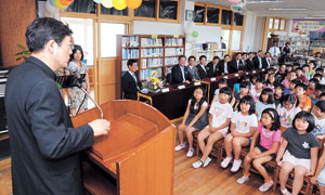 천주교 대구대교구장 조환길 대주교가 모교인 금포초등학교를 방문해 아이들에게 학창시절의 이야기를 들려주고 있다. 이채근기자 mincho@msnet.co.kr