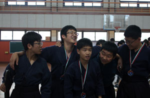 지난달 대구 서구청장기검도대회 단체전에 출전, 준우승한 뒤 즐거워하고 있는 권구(오른쪽 두 번째)군.
