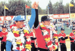 1987년 대구시민야구장에서 한국시리즈 1차전을 앞두고 삼성 박영길(왼쪽) 감독과 해태 김응용 감독이 선전을 다짐하고 있다. 삼성 라이온즈 제공