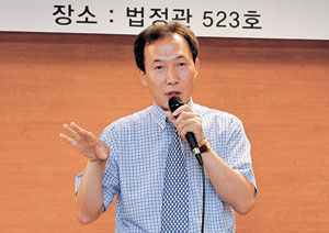 김습 OPCW 사찰관이 29일 영남대 후배들에게 국제기구 진출에 대한 특강을 하고 있다.