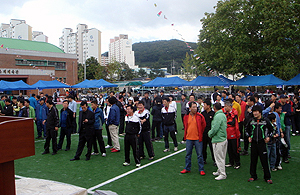 경산초등학교 총동창회는 매년 10월 모교에서 체육대회를 하며 동문들의 친목도모와 단합을 과시하고 있다. 경산초교 총동창회 제공.