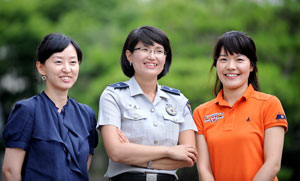 대구의 여경 3명이 30일 오후 한자리에 모였다. 서부경찰서 여성청소년계 방경화 경위, 고산지구대 김해영 경위, 성서경찰서 형사과 하보영 경장(왼쪽부터)이 환하게 웃고 있다. 정운철기자 woon@msnet.co.kr