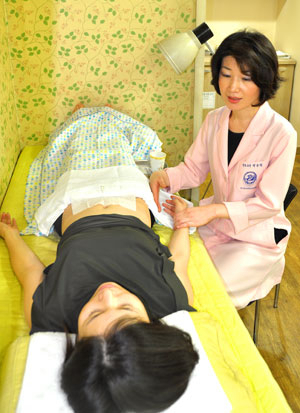 ▲한방에서 불임 치료는 한약 및 침·뜸을 통해 임신하기에 적합한 자궁의 환경을 만들어주는데 집중한다.