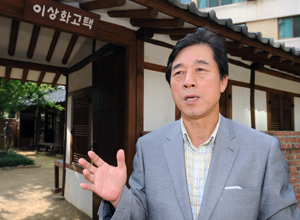 허동정 대구문화유산 대표가 이상화 고택 앞에서 문화재 보존과 유지에 대한 중요성을 강조하고 있다. 김태형기자 thkim21@msnet.co.kr