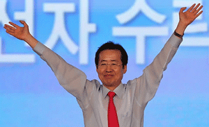4일 오후 서울 송파구 방이동 올림픽공원 체조경기장에서 열린 한나라당 전당대회에서 당 대표에 선출된 홍준표 의원이 손을 들어 당원들에게 인사하고 있다.