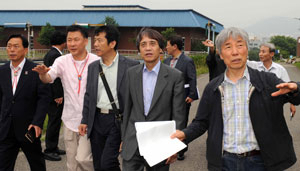 이우환미술관 건립을 위해 대구를 방문한 이우환(맨 오른쪽) 화백과 일본의 건축가 안도 다다오(오른쪽 두 번째)가 6일 오전 대구 두류정수장 미술관 건립 부지를 둘러보고 있다. 이채근기자 mincho@msnet.co.kr
