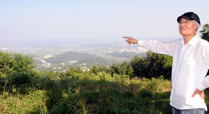 도광의 시인이 무학산 중턱에서 경산시내를 내려다보고 있다. 금호, 하양, 와촌의 들은 