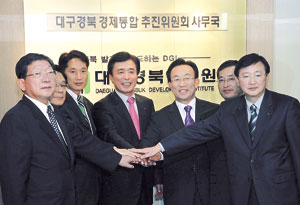 2006년 대구경북 경제통합추진위원회 사무국 출범 당시 악수하고 있는 김범일 대구시장과 김관용 경북도지사. 지역경제계는 경제통합 논의가 가장 빨랐던 대구경북이 언제부턴가 가장 뒤처지고 있다며 통합 주체로서 시