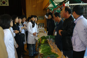 경주시는 올해를 로컬푸드 확산 원년으로 만들기 위해 로컬푸드 운동을 벌이고 있다. 사진은 지난해 경주시농업기술센터가 개최한 로컬푸드 급식 전시회.