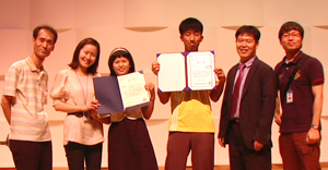 제5회 경북지적장애인 자기권리주장대회에서 대상을 받은 우경아(왼쪽 세번째), 1위 최성림 학생이 지도교사들과 기념사진을 찍고 있다.
